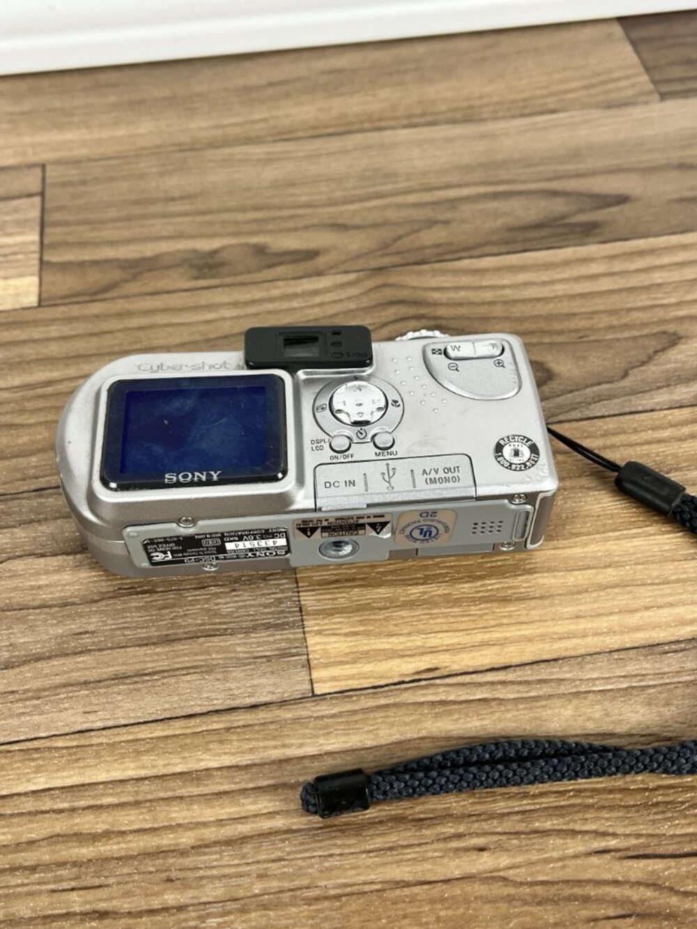 Sony Cyber-shot DSC-P9 4.0MP Digital Camera - Silver No Charger - Picture 7 of 10